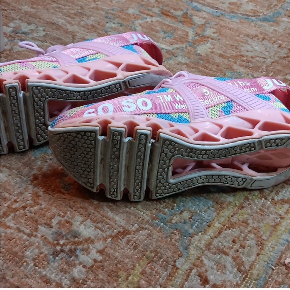 Tennis Shoes euc size 6.5 - Picture 4 of 8